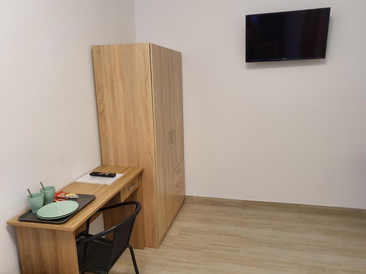 Hostel Mleczna - Metro Zacisze Варшава Экстерьер фото