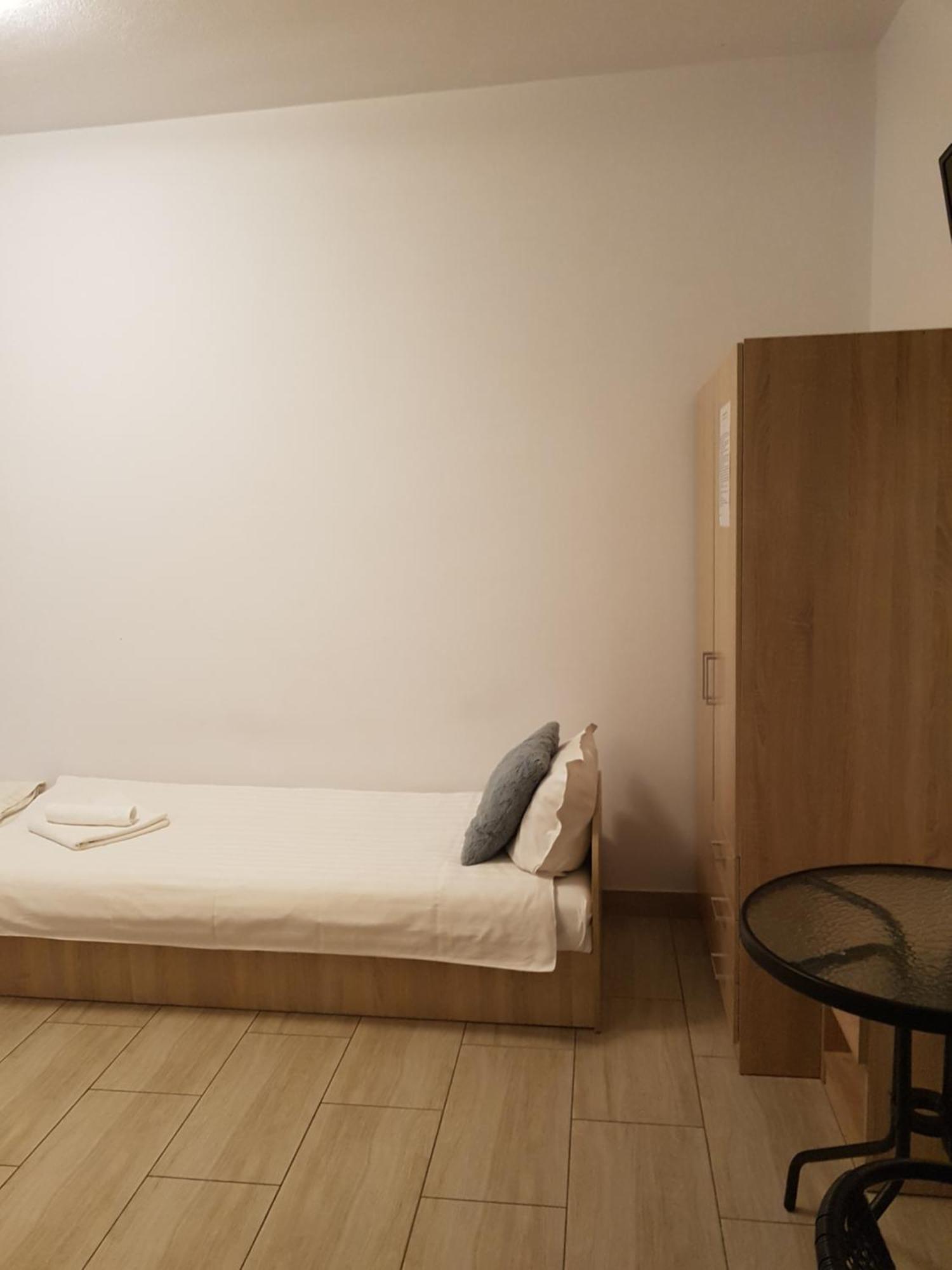 Hostel Mleczna - Metro Zacisze Варшава Экстерьер фото